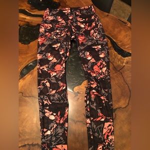 Lululemon print wunder under leggings size 12